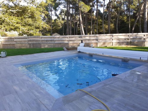 Réalisation d’une piscine de moins de 10 m² avec volet roulant hors sol