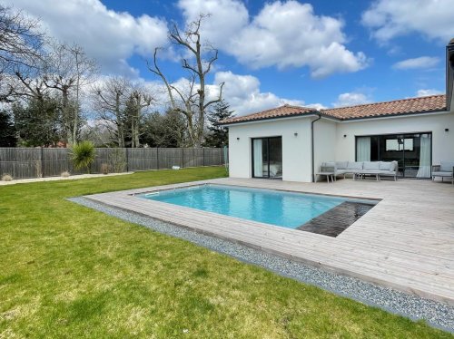 Rénovation piscine à Saint Aubin de Médoc : liner gris clair & plage immergée